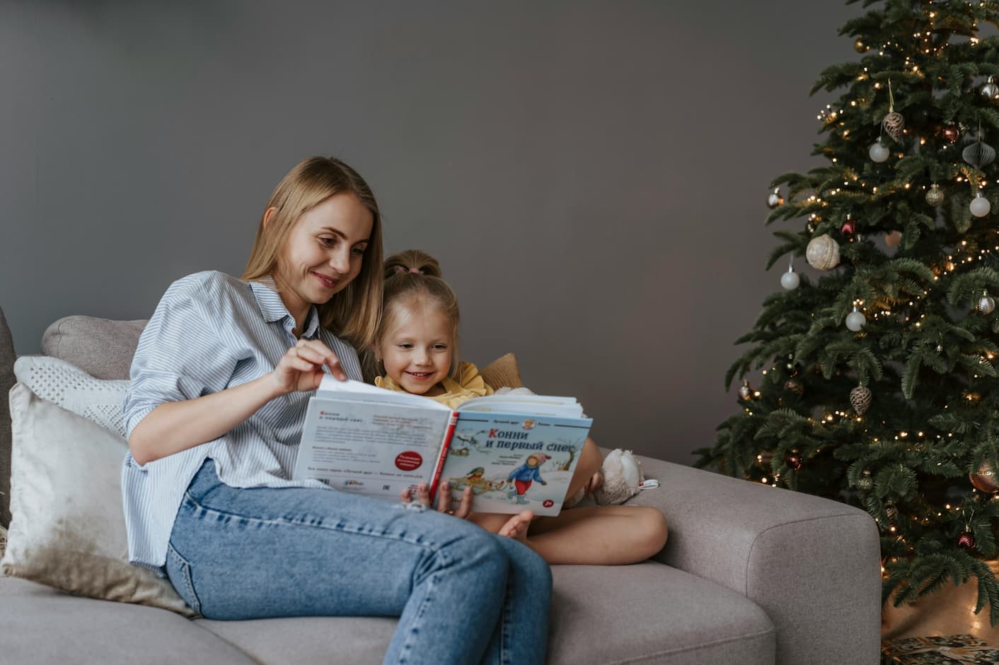 Mutter liest mit ihrer Tochter auf dem Sofa – Kinderbücher ab 3 Jahren mit liebevollen Illustrationen und Mitmach-Elementen
